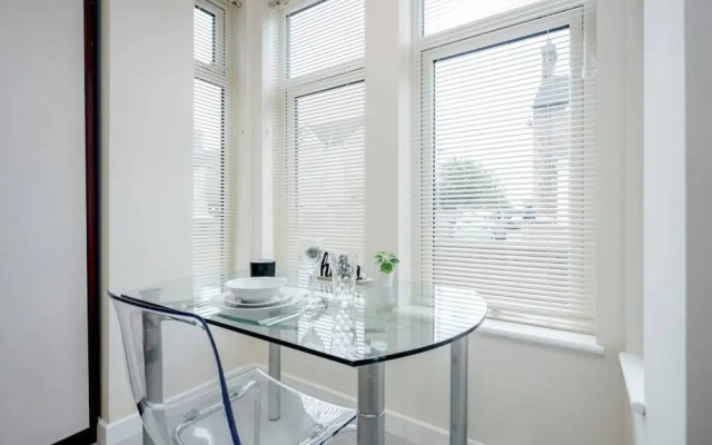 Homely Spaces Apt A, Large Studio W/king, 2guests