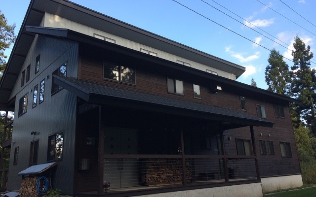 Отель Bears Den Mountain Lodge Хакуба вид на фасад