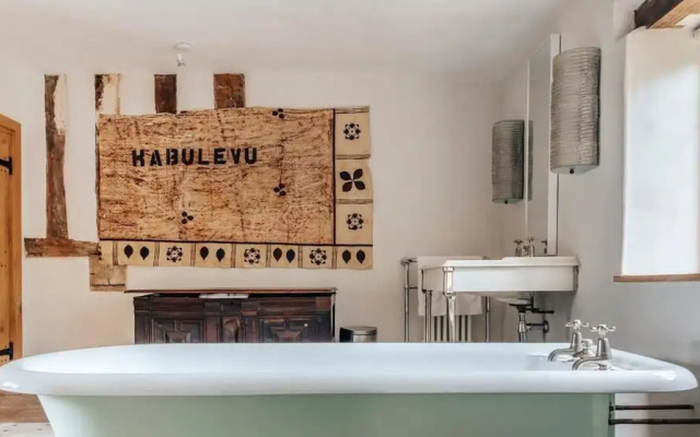Lavish Tudor Hall Gardens - Sleeps 14