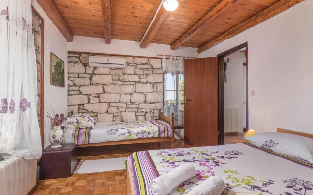 Awesome Home in Visnjan With Wifi and 1 Bedrooms