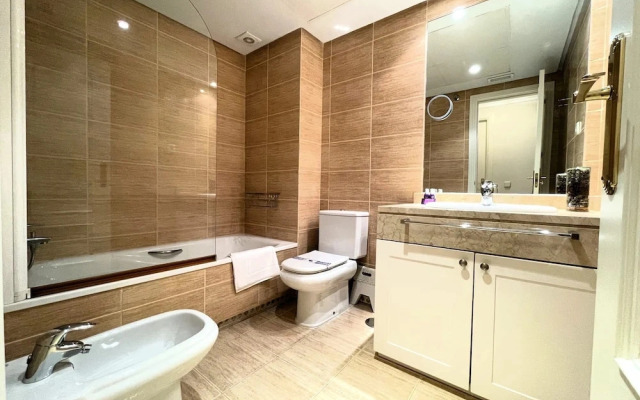 Modern 2-bedroom Apartment With Private Underground Parking Lift Access