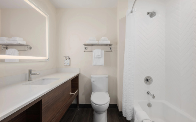Holiday Inn Victoria Elk Lake by IHG