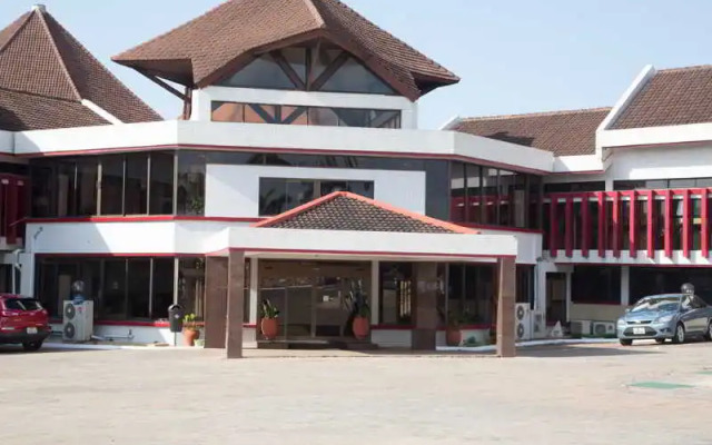 Отель Elmina Beach Resort вид на фасад