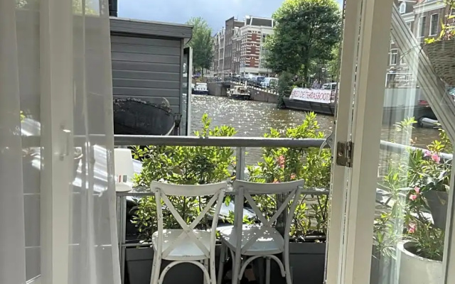Houseboat Bonnie