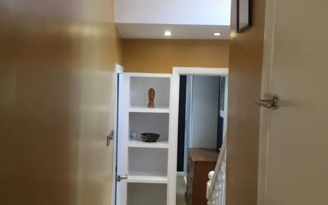 Charming 1 Bed Near Tube with Parking Permit