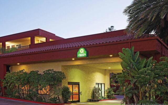 Отель La Quinta Inn & Suites San Diego SeaWorld/Zoo Area вид на фасад