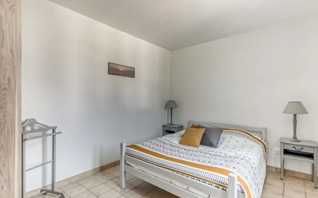 Quaint Holiday Home in Tracy sur Mer Near Seabeach
