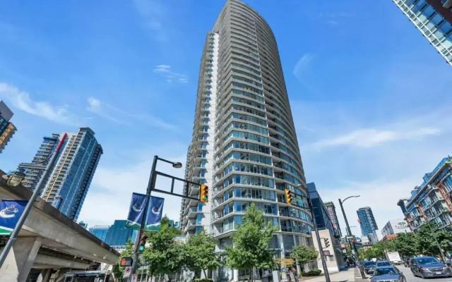 Spacious DT 2-BDR High-rise with view, pool, gym