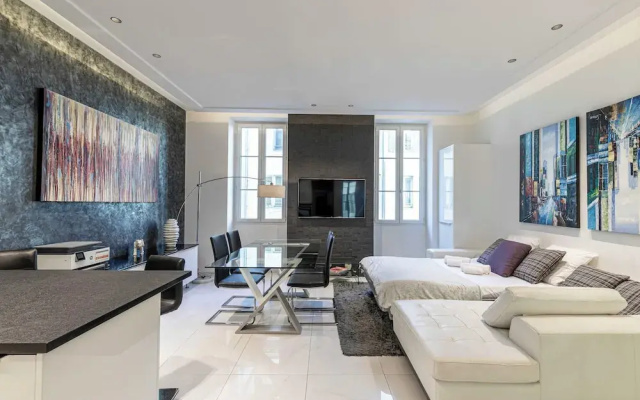 Large Renovated Studio - rue Hoche - Cannes Center