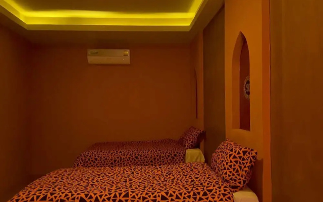 Bee Sleep Hostel & Nana Art gallery