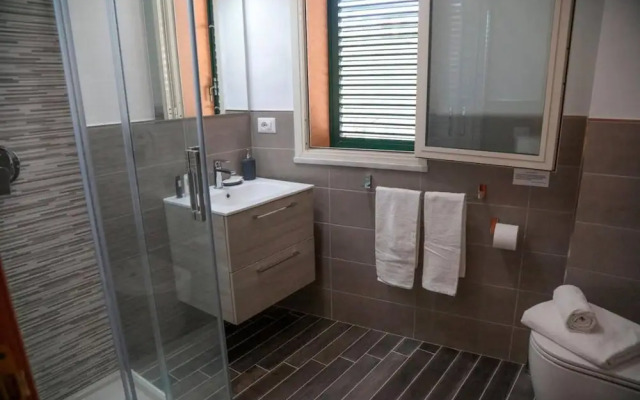 Spacious 4 Bedroom Apartment With Terrace And View