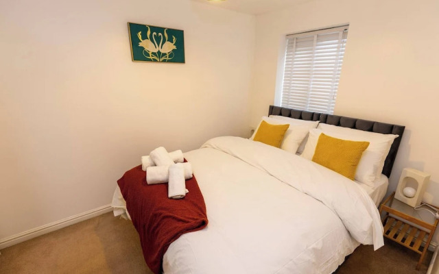Charming 5-bedroom Townhouse in Central Gloucester