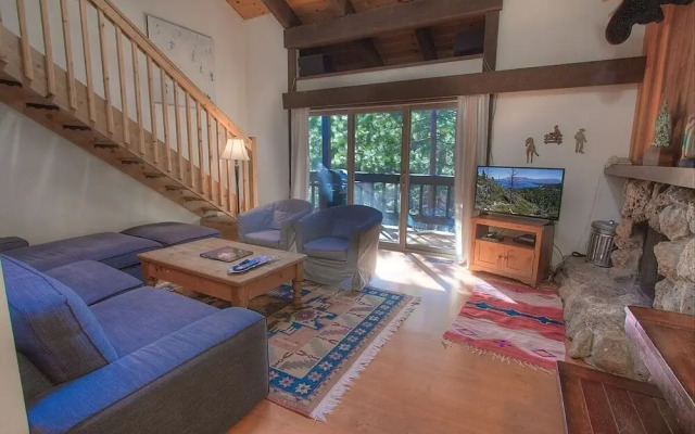 Alpine Getaway 3 Bedroom Home by RedAwning