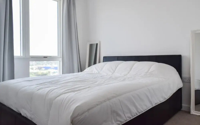 2 Bedroom Riverside Flat in Greenwich With Large Balcony