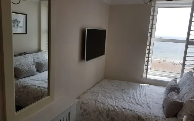 2 Bed Apt - Sea Views, Seafront Location & Parking
