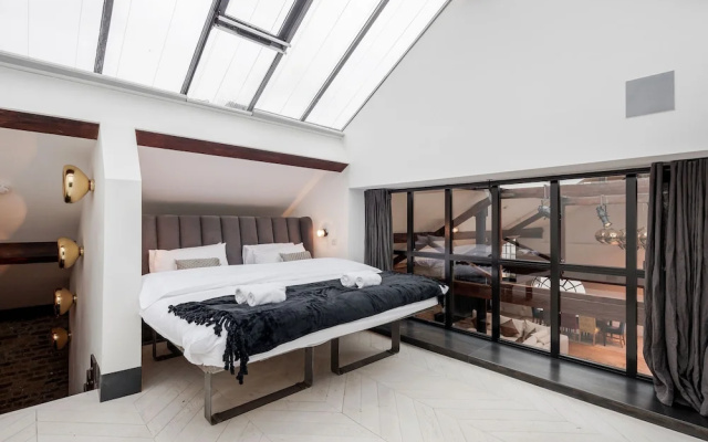 Skyline Water Front Penthouse Apartment