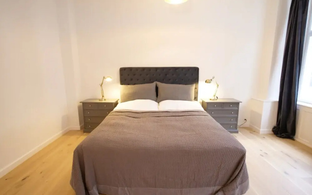 Sanders King - Smart 4-bdr Apt in City Center