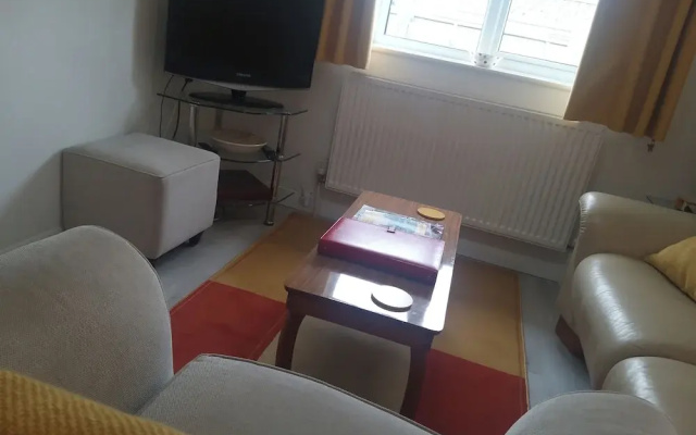 1-bed Seaside Retreat - Sleeps 2, Parking & Garden