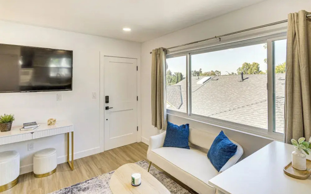 4 Mi to Sofi Stadium: Pet-friendly LA Area Home