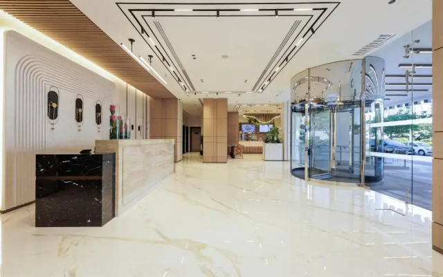 Отель Holiday Inn Dubai Village Circle