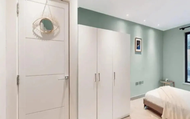 Modern, Central East London City Apartment