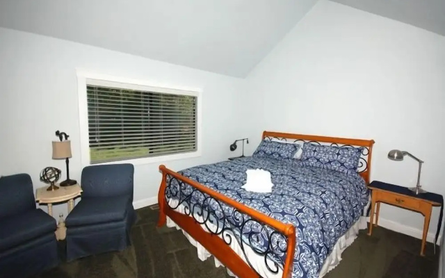 771 Lakeview Avenue 4 Bedroom Home by RedAwning