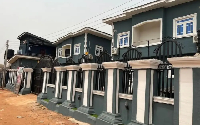 De Palatial Hotel and Apartments
