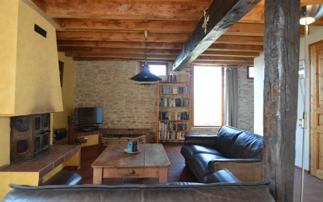 Cosy Holiday Home in Oussoy-en-Gatinais with Library