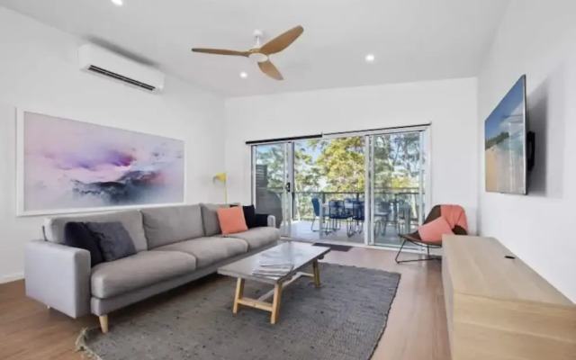 3-bed Coastal Getaway With Direct Beach Access