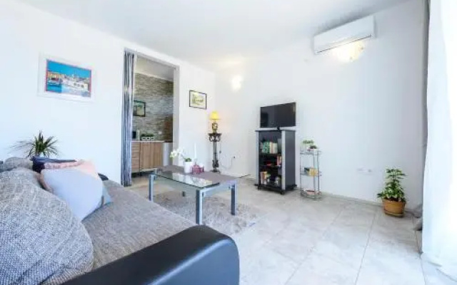 Lorelai Apartments