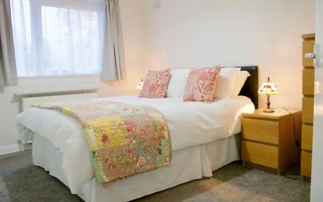 2 Bedroom Modern Home Sleeps 4
