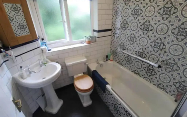 3 Bedroom house-close to Manchester airport-Free parking-private garden