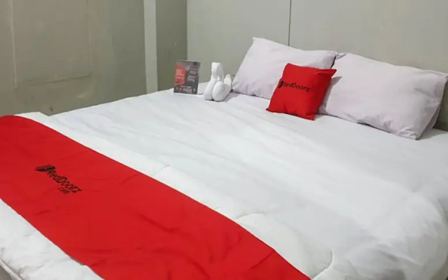 RedDoorz @ Hotel Yaki Mamuju