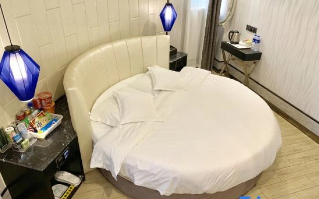 Qingmu Hotel (Zhenjiang Danyang Houxiang Central Street)