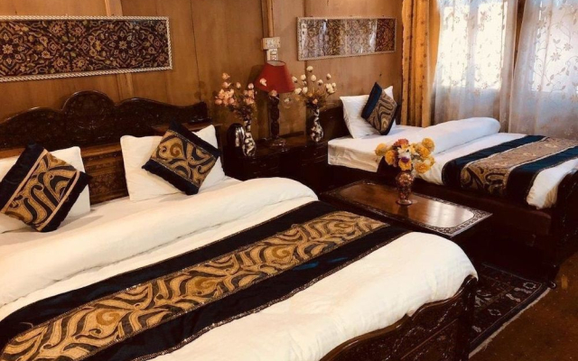 Houseboat Lake Thao