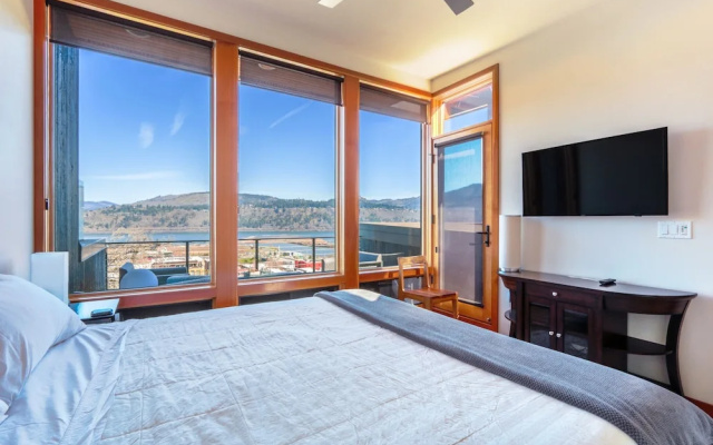 FOUR Condo with Columbia River Gorge View and Hot Tub by RedAwning
