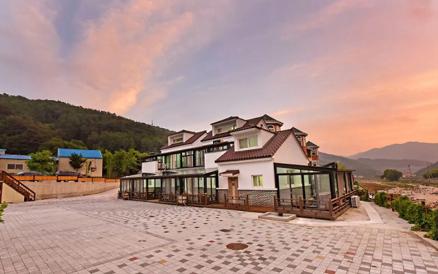 Muju La Vieen Rose Pension