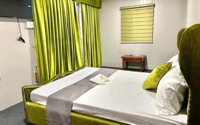 Jardin De Ysabelle and Hobbiton Cafe