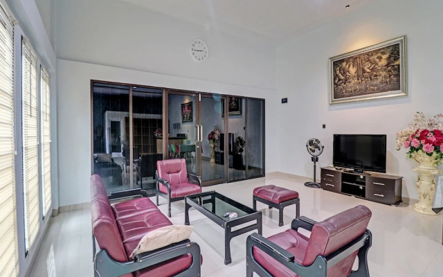 OYO 92057 Reny Kost Syariah