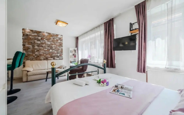 Charming Downtown Studio