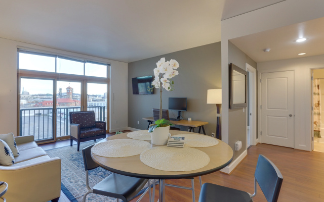 Bright Recently Upgraded Apt – Downtown Location