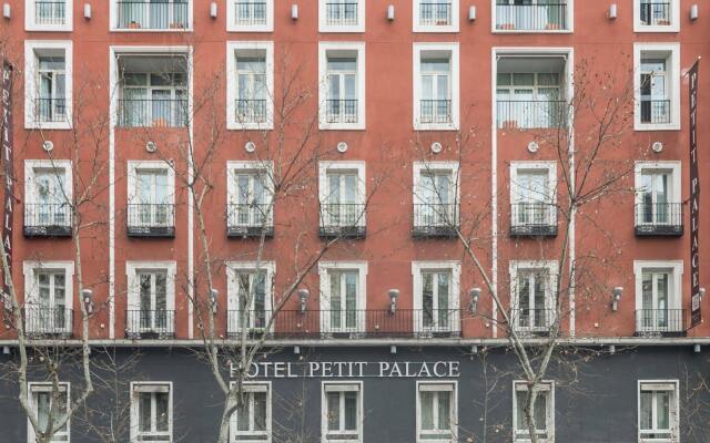 Отель Petit Palace Embassy Serrano Мадрид вид на фасад
