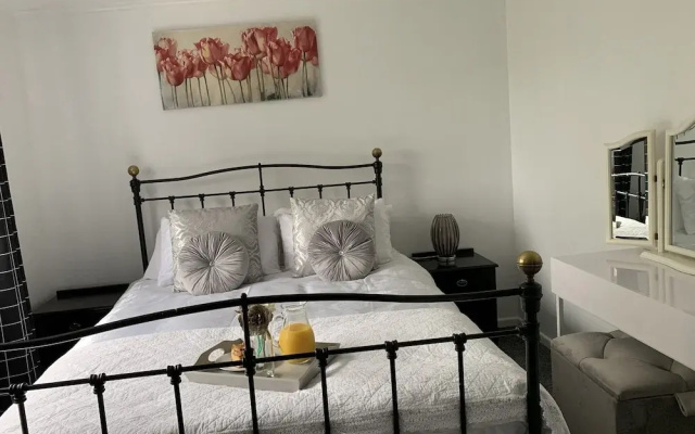 House - Sleeps 5, Parking & Private Garden