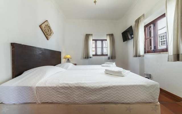 J - Bedroom 1 in Casa do Farol