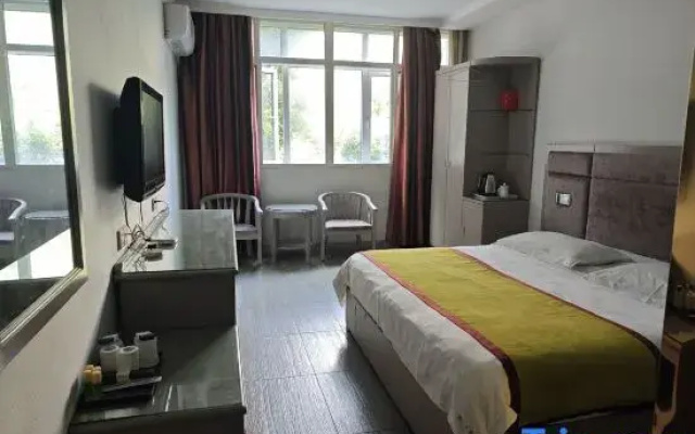 Luotian Yanyangtian Business Hotel