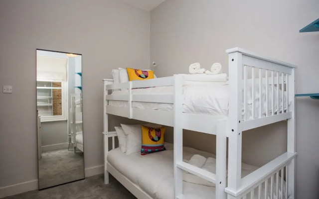 3 Bedroom Apartment by Battersea Park