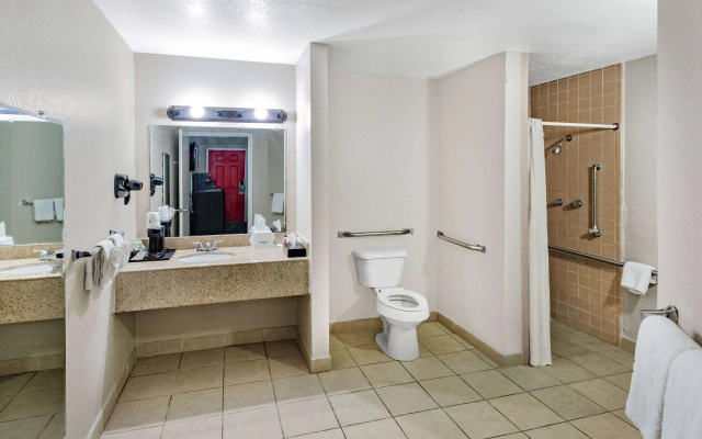 Howard Johnson by Wyndham Houston Hobby Airport