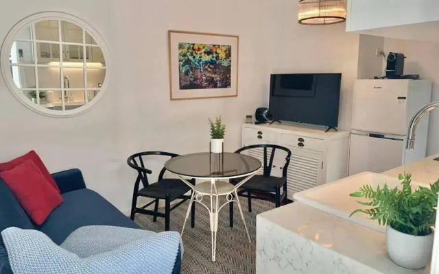 Stylish Private Studio, Close to Beach, WIFI, Parking