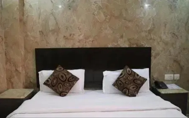 OYO Premium WEA Karol Bagh 2