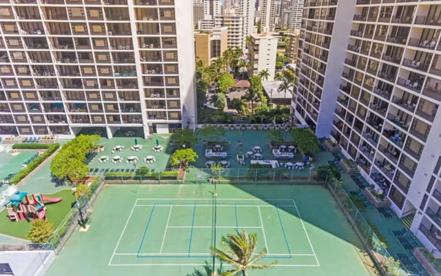 Waikiki Banyan - Pool View Tower 1 Suite 1501